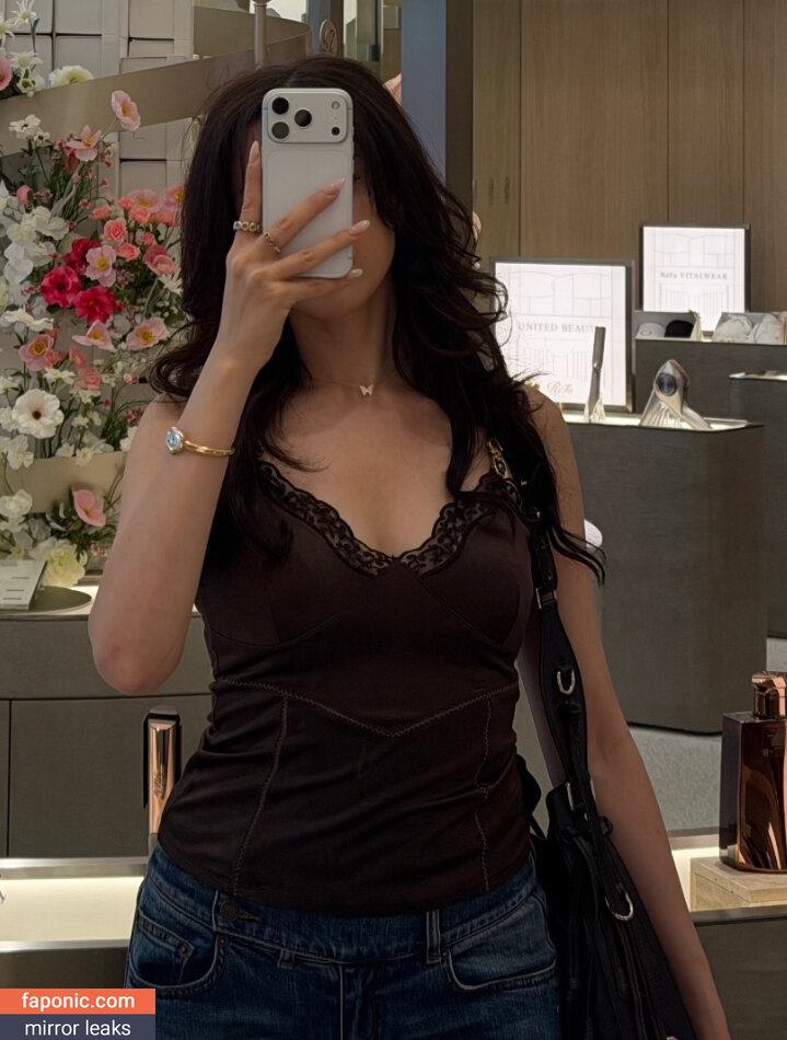 Pokimane, pokimanelol, pokinaneonlyfan Naakte Lekken OnlyFans Foto #10